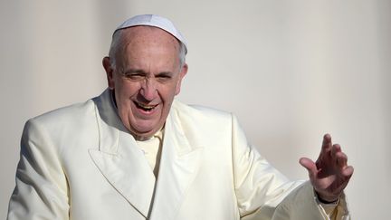 Le pape Fran&ccedil;ois salue la foule mass&eacute;e place Saint-Pierre (Vatican), mercredi 4 d&eacute;cembre 2013. (FILIPPO MONTEFORTE / AFP)