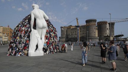 La célèbre sculpture de Pistoletto, "Vénus aux chiffons", a été incendiée et détruite mercredi 12 juillet 2023 à Naples. (IPA/SIPA / SIPA)