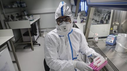 Un opérateur de laboratoire à l'Institut Pasteur, à Paris, le 28 janvier 2020. (THOMAS SAMSON / AFP)