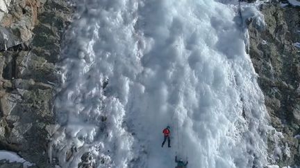 Montagne : crampons et piolets pour s’élever sur la cascade de glace