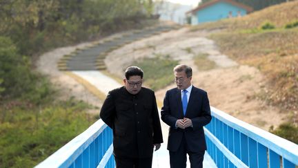 Le leader nord-coréen Kim Jong-un et le président sud-coréen Moon Jae-In à Panmunjeom, le 27 avril 2018, durant un sommet entre les deux pays. (INTER KOREAN PRESS CORP / NURPHOTO)