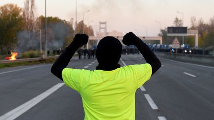 Un soutien du mouvement des "gilets jaunes", à Bordeaux (Gironde), le 19 novembre 2018. (NICOLAS TUCAT / AFP)