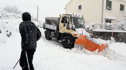 Un chasse-neige dans une rue&nbsp;de&nbsp;Corte, en Haute-Corse, le 17 janvier 2017. (PASCAL POCHARD-CASABIANCA / AFP)