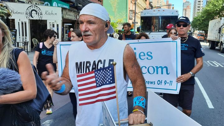 Paul Veneto marche à la mémoire de ses collègues du vol 175 de&nbsp;United Airlines, qui s'est écrasé dans la Tour Sud du World Trade Center le 11 septembre 2001. (BENJAMIN ILLY / FRANCEINFO)