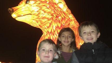 Mathurin, Charlène et Léonard découvrent l'exposition "Espèces en voie d'illumination" au Jardin des Plantes, à Paris. (INGRID POHU / RADIO FRANCE)