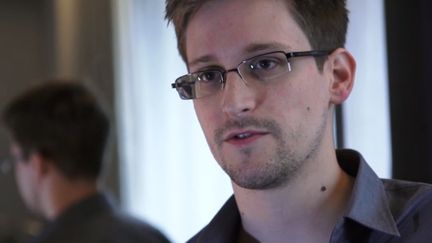 Edward Snowden, employ&eacute; d'un sous-traitant de l'Agence de s&eacute;curit&eacute; nationale (NSA),&nbsp;le 6 juin 2013, dans une vid&eacute;o diffus&eacute;e le 10 juin sur le site du "Guardian". (THE GUARDIAN / AFP)