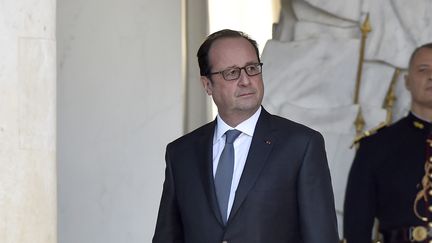 Le président de la République quitte le conseil des ministres&nbsp;à l'Elysée à Paris, le 12 octobre 2016. (ALAIN JOCARD / AFP)