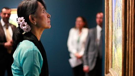 L'opposante birmane Aung San Suu Kyi contemple un tableau de Van Gogh lors de sa visite du mus&eacute;e d'Orsay (Paris), le 28 juin 2012. (THIBAULT CAMUS / AFP)