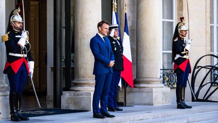 Le chef de l'Etat, Emmanuel Macron, le 27 août 2024 à l'Elysée, à Paris. (XOSE BOUZAS / AFP)