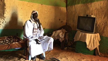 Un b&eacute;douin soudanais dans sa maison &agrave; Malha (Soudan), le 13 f&eacute;vrier 2015. (MOHAMED NURELDIN ABDALLAH / REUTERS)