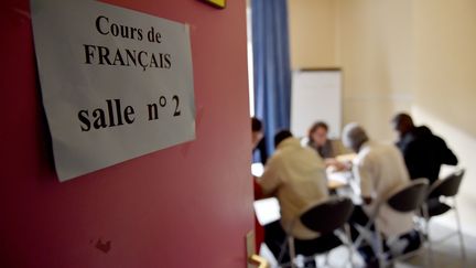 Des migrants évacués de la "jungle" de Calais prennent un cours de français au centre d'accueil et d'orientation de Saint-Brevin-les-Pins,&nbsp; en&nbsp;Loire-Atlantique,&nbsp;le 4 janvier 2017 (illustration). (LOIC VENANCE / AFP)