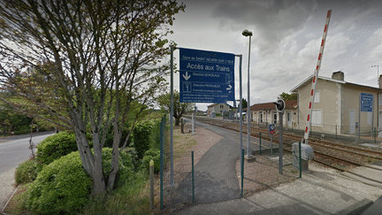 L'accès aux quais à la gare de&nbsp;Saint-Seurin-sur-l'Isle, au nord-ouest de la Gironde à la frontière avec la Dordogne. (CAPTURE ECRAN / FRANCEINFO)