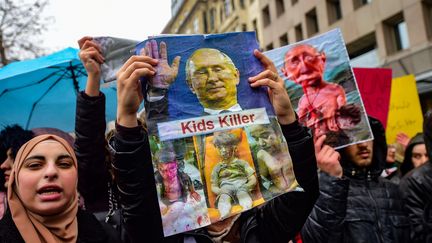 Des manifestants ont protesté&nbsp;contre les raids russes en Syrie, à Istanbul (Turquie), le 28 décembre 2019.&nbsp; (YASIN AKGUL / AFP)