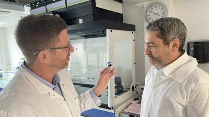 Le président de Nanobiotix, Laurent Levy, à droite, avec le responsable de la recherche Sébastien Paris, à gauche (ANNE LAURE DAGNET / FRANCEINFO / RADIOFRANCE)