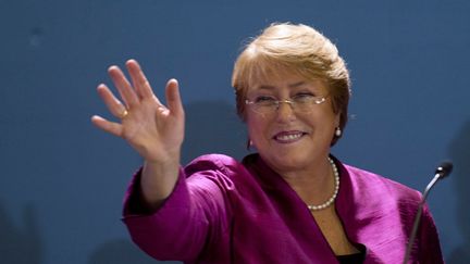 Michelle Bachelet, ancienne pr&eacute;sidente du Chili, lors de l'annonce de sa candidature &agrave; la prochaine pr&eacute;sidentielle, le 27 mars 2013 &agrave; Santiago.&nbsp; (MARTIN BERNETTI / AFP)