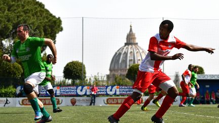 La Clericus Cup est organisée chaque année à Rome sur les terrains du stade Pie XI, d'où on a l'une des plus belles vues de la capitale sur la coupole de la Basilique Saint-Pierre. (Alberto PIZZOLI / AFP)