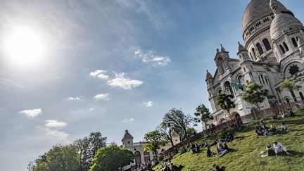 Après deux mois de confinement strict, les restrictions liées à la pandémie de Covid-19 sont en partie levées le 11 mai 2020. A Paris, des badauds en profitent pour lézarder au soleil. (JORIS VAN GENNIP / LAIF-REA)