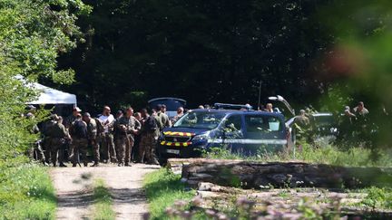 Des gendarmes et des militaires lors d'une opération pour retrouver l'adolescente Lina, le 8 août 2024 à Saulx, en Haute-Saône. (FREDERICK FLORIN / AFP)