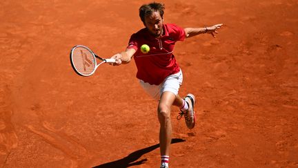 Le Russe Daniil Medvedev n'a rien pu faire face au Chilien Cristian Garin, en huitièmes de finale du Masters 1000 de Madrid, jeudi 6 mai 2021. (GABRIEL BOUYS / AFP)