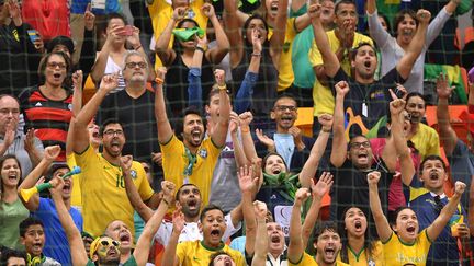 Des supporters brésiliens soutiennent leur équipe de handball contre l'Allemagne, le 11 août 2016, à Rio de Janeiro. (LUKAS SCHULZE / AFP)