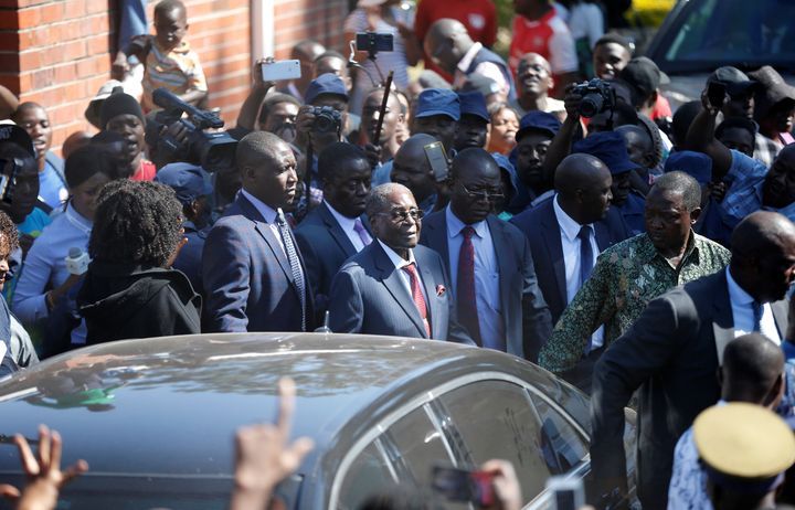 L'ancien président Robert Mugabe sort d'un bureau de vote à Harare lors des élections générales, le 30 juillet 2018.&nbsp; (SIPHIWE SIBEKO / X90069)