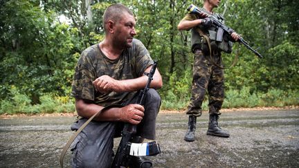 Des soldats ukrainiens pr&egrave;s de la ville de Dzerzjynsk, dans la r&eacute;gion de Donetsk (Ukraine), le 28 ao&ucirc;t 2014. (OLEKSANDR RATUSHNIAK / AFP)