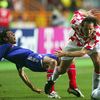 Le Croate Josip Simunic fait chuter le Français Robert Pirès lors du match France-Croatie, en poules de l'Euro 2004, le 17 juin à Leiria (Portugal). (ANDREAS RENTZ / BONGARTS / GETTY IMAGES)