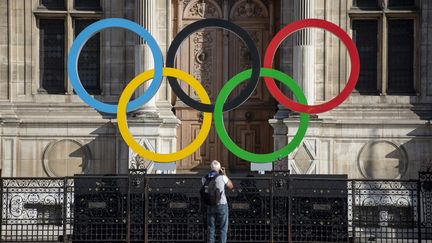 Paris, le 24 septembre 2021. On&nbsp;photographie le symbole à cinq anneaux des Jeux olympiques devant l'hôtel de ville de Paris. (HUGO PASSARELLO LUNA / HANS LUCAS / AFP)