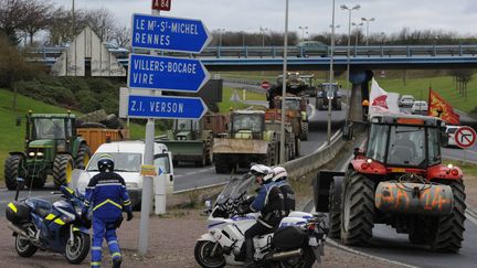 Manifestation des agriculteurs sur la RN 165 dans les deux sens entre Lorient et Quimper en Bretagne, le 27 janvier 2016&nbsp; (MAXPPP)