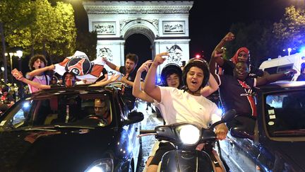 Des supporters du Paris Saint-Germain fêtent la qualification de leur club en finale de la Ligue des champions, le 18 août 2020 sur les Champs-Elysées, à Paris. (BERTRAND GUAY / AFP)