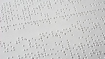 Texte en braille sur du papier embossé recto-verso. (cc-by-sa Ralph Aichinger)