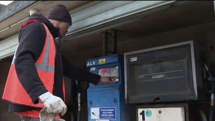 La flambée des prix des carburants inquiète de nombreux automobilistes, mais alarme surtout les transporteurs de marchandise et les chauffeurs routiers. (CAPTURE D'ÉCRAN FRANCE 2)