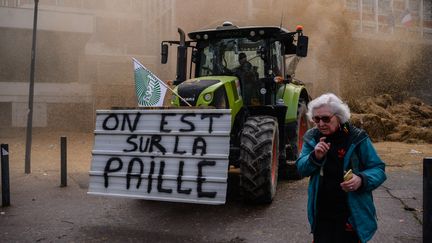 Un agriculteur manifeste à Toulouse, le 16 janvier 2024. (ED JONES / AFP)