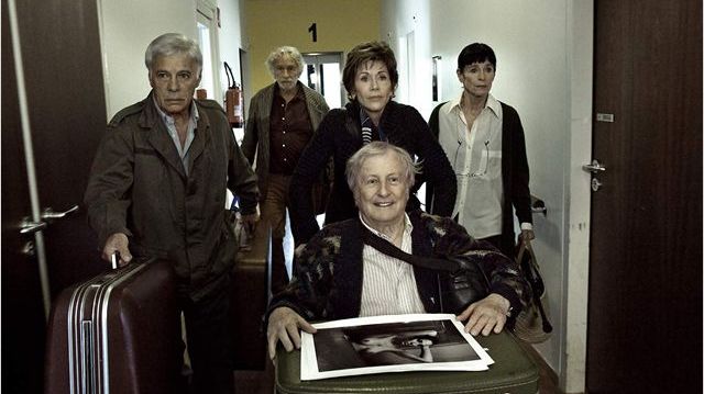 Guy Bedos, Pierre Richard, Jane Fonda, Claude Rich et Geraldine Chaplin dans le film "Et si on vivait tous ensemble?", de St&eacute;phane Robelin. (BAC FILMS)