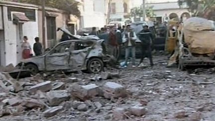 Forces de sécurité et sauveteurs près du bâtiment du Haut commissariat aux réfugiés (HCR) à Alger, visé par un attentat le 12-12-2007 (AFP PHOTO/CANAL ALGERIE/HO)