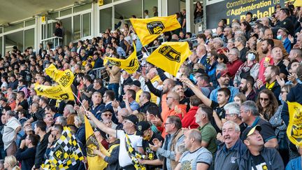 Les supporters&nbsp;du&nbsp;Stade Rochelais pendant un match de rugby du Top 14 contre le Castres Olympique au stade Marcel-Deflandre de La Rochelle, le 9 octobre 2021. (XAVIER LEOTY / AFP)