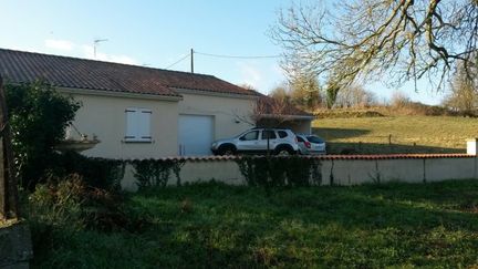 C'est dans cette maison à&nbsp;Saint-Genis d'Hiersac (Charente) que le corps de l'homme a été découvert le 16 décembre 2015. (J. DEBOEUF / FTV)