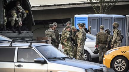 Des soldats russes, au bord de l'une des autoroutes menant à Moscou, le 24 juin 2023. (ALEXANDER NEMENOV / AFP)