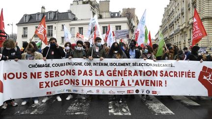 Des étudiants manifestent contre la précarité, le 16 mars 2021 à Paris. (BERTRAND GUAY / AFP)