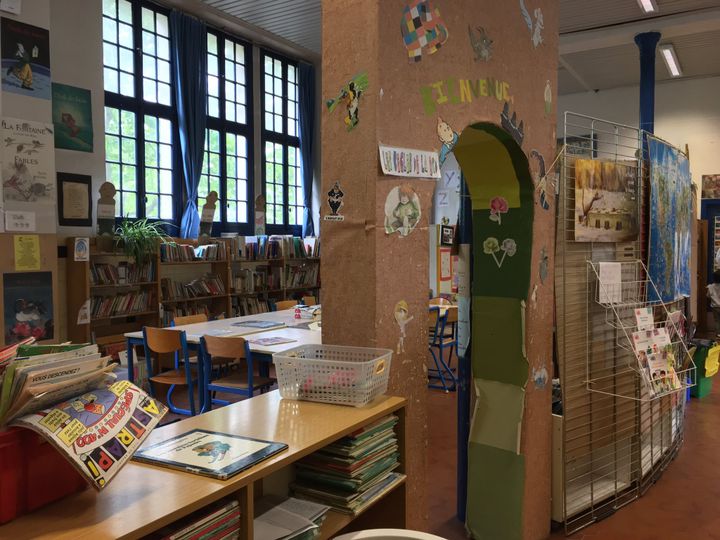 La bibliothèque d'une école à Paris, le 11 mai 2020. (ELISE LAMBERT / FRANCEINFO)