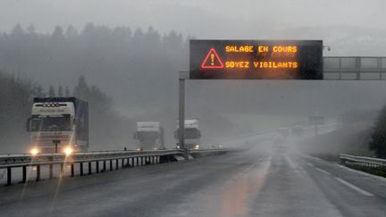 L'autoroute A84 ebtre Rennes et Caen, le 7 février 2018. (MARC OLLIVIER / MAXPPP)