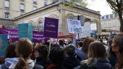 Manifestation contre les violences obstétricales et gynécologiques devant l'hôpital Tenon à Paris, suite à l'ouverture de l'enquête pour viol contre le Pr Emile Daraï, le 2 octobre 2021.&nbsp; (OLIVIER ARANDEL / MAXPPP)