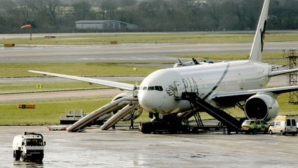 Un Boeing 777-240 de la compagnie Pakistan International Airlines sur le tarmac de l'aéroport de Manchester (Royaume-Uni), le 1er mars 2005. (IAN HODGSON / REUTERS)