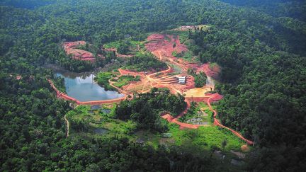 Vue aérienne du site de Yaou (est de la Guyane), 2006. Au premier plan apparaissent les dégradations anciennes de l'orpaillage traditionnel, qui ont modifié le tracé initial du cours d'eau. (Inrap)