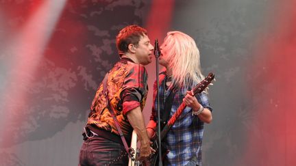 Cheveux ébouriffés et riffs de guitare francs et bruts, les Kills sont déchaînés ce soir.
 (Olivier Flandin / FTV)