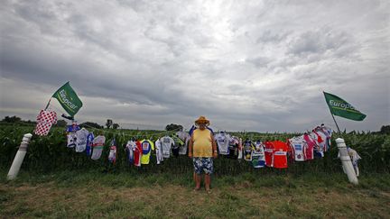 Les fans de cyclisme profitent aussi du Tour pour comparer leurs collections de souvenirs. Le 7 juillet, entre Seraing (Belgique) et Cambrai,&nbsp;Gerald en a &eacute;poustoufl&eacute; plus d'un avec ses 500 maillots de coureurs. ( ERIC GAILLARD / REUTERS)