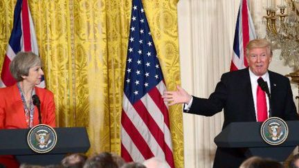 La Première ministre britannique, Theresa May, et le président des Etats-Unis, Donald Trump, lors d'une conférence de presse commune à la Maison Blanche, le 27 janvier 2017. (AFP - DPA - RON SACHS)