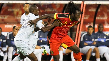 Eric Abidal aux prises avec&nbsp;Romelu Lukaku, le 14 ao&ucirc;t 2013, lors du&nbsp;match amical Belgique-France au Stade Roi-Baudouin de Bruxelles. (VIRGINIE LEFOUR / BELGA MAG)