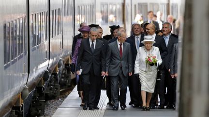 Tout juste d&eacute;barqu&eacute;e de son train, la reine Elizabeth marche sur les quais de la gare du Nord, &agrave; Paris, au premier jour de sa visite d'Etat, le 5 juin 2014. (FRANCOIS GUILLOT / AFP)