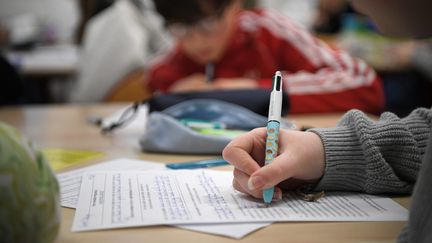 Des élèves dans leur salle de classe, dans un collège de Marly (Nord), le 5 décembre 2023. (PIERRE ROUANET / LA VOIX DU NORD / MAXPPP)